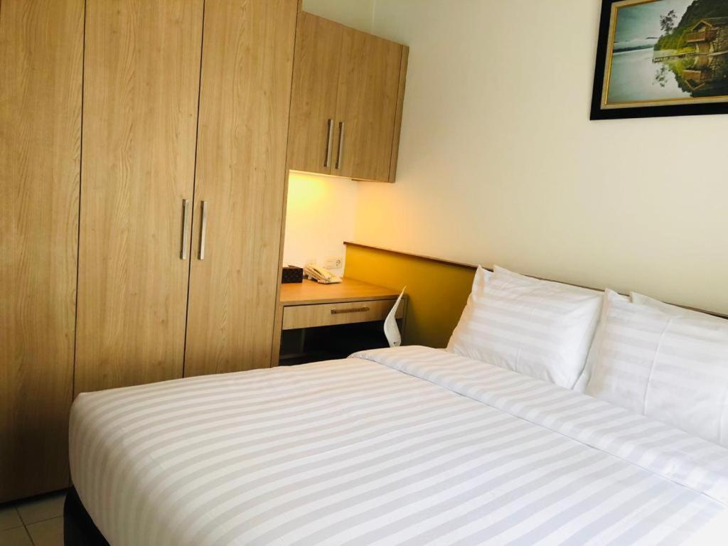 Bening Boutique Hotel Managed By Salak Hospitality Bekasi Bagian luar foto