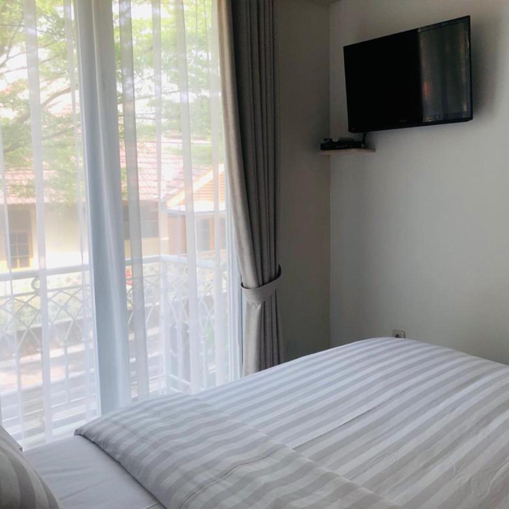 Bening Boutique Hotel Managed By Salak Hospitality Bekasi Bagian luar foto