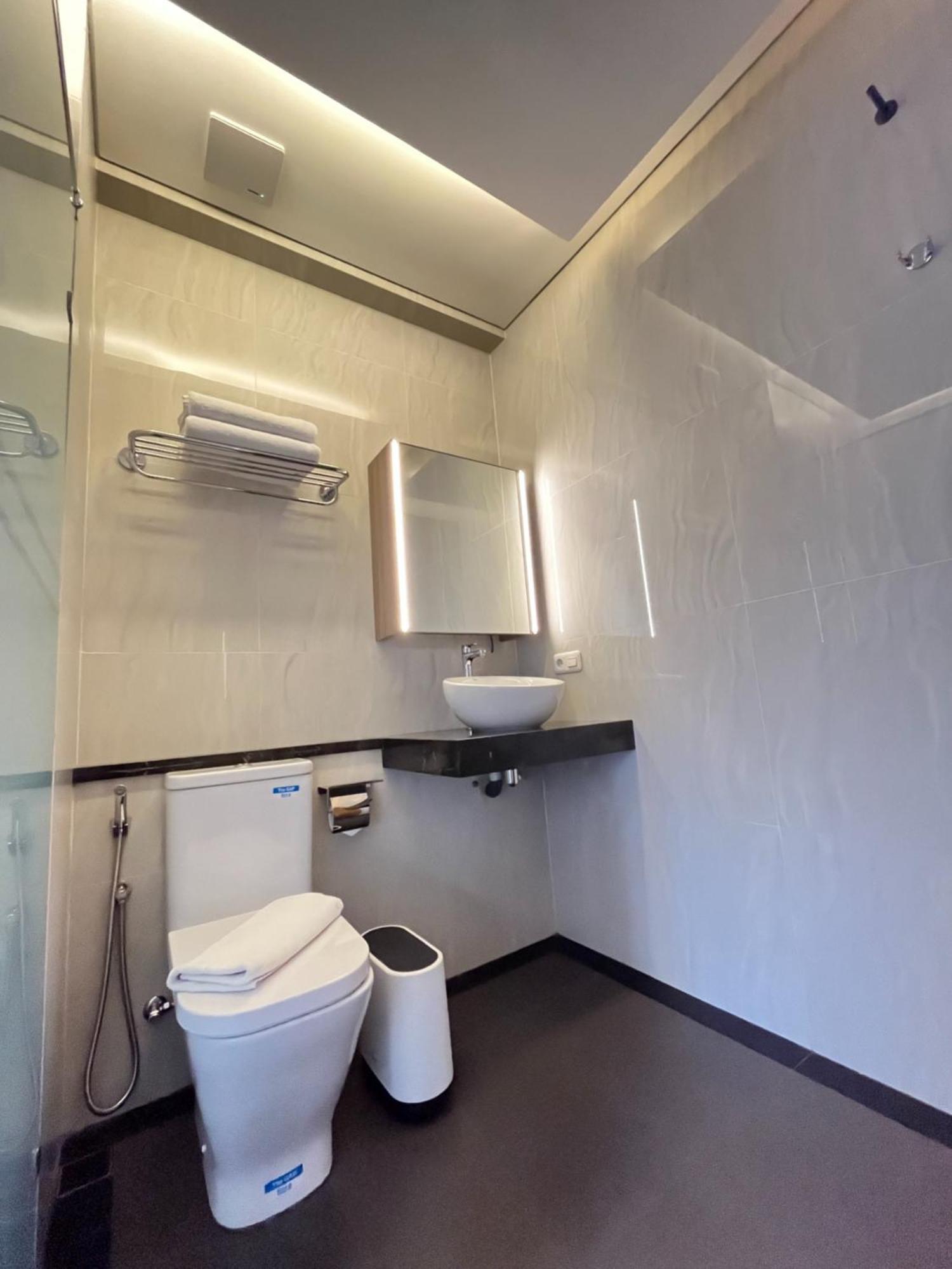 Bening Boutique Hotel Managed By Salak Hospitality Bekasi Bagian luar foto